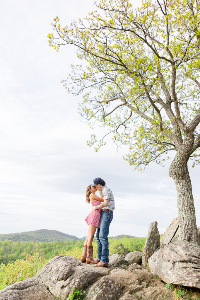 couple kissing at Shenandoah National Park with Blue Ridge Mountains